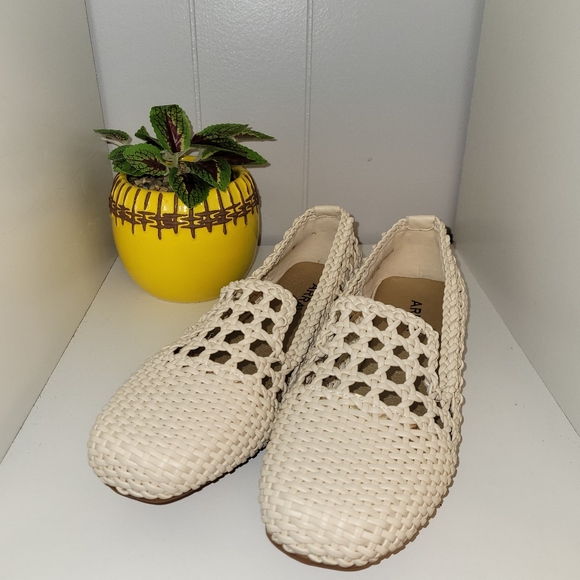 ARRAY Tori women's Natural color slip on flats. 8.5 N - Picture 2 of 6